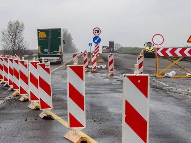 Организация дорожного движения и барьерная система для дорожных работ на объекте в Шушарах
